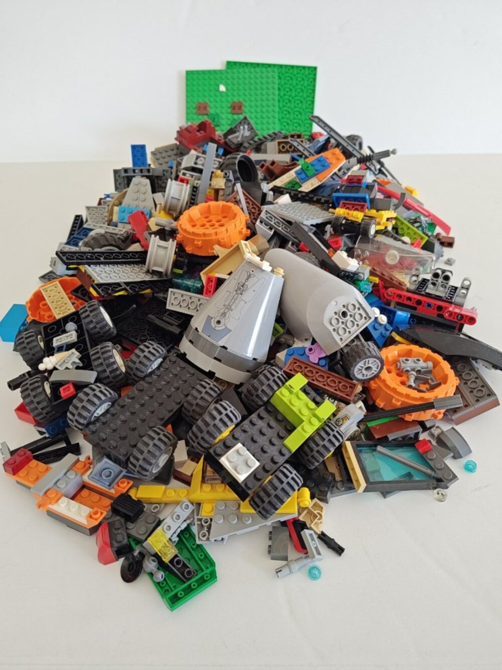 LEGO 5 lbs BULK LOT of bricks and pieces (b8)